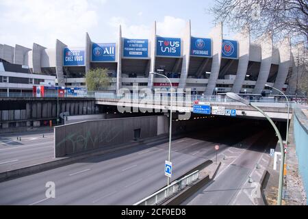 Paris, Frankreich. April 2020. Das Stadion Parc des Princes befindet sich in Paris, Frankreich, 10. April 2020. Drei Paris Saint-Germain Spieler haben positiv für COVID-19 getestet, die Ligue 1 Riesen am Dienstag bestätigt. Die französische Sportzeitung L'Equipe berichtete später, dass die drei Spieler Neymar und das argentinische Duo Angel Di Maria und Leandro Paredes seien. Kredit: Jack Chan/Xinhua/Alamy Live Nachrichten Stockfoto