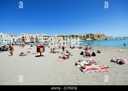 Der lebendige Strand von St. George's Bay in St. Julian's, Malta. Stockfoto