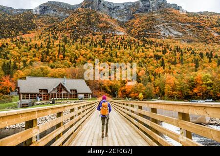 Herbst Natur Wanderer Mädchen zu Fuß in Quebec Wald Stockfoto