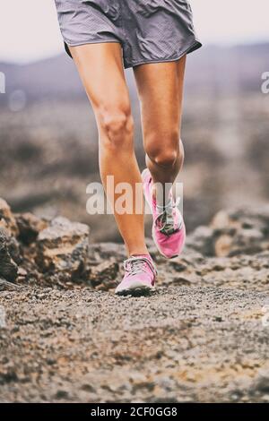 Laufschuhe Sport Fitness Frau auf Trail laufen Stockfoto