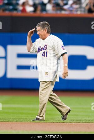 Citi-Feld. September 2020. New York Mets Legende Tom Seaver, und Hall of Fame Rechtshänder, der den Spitznamen verdient "Tom Terrific" starb am Mittwoch im Alter von 75 von Komplikationen aus Lyme-Borreliose. FILEBILD: August 22 2009: TOM SEAVER (41) von den Miracle Mets World Series Champions 1969 während ihrer 40-jährigen Zeremonie vor Spielzeit zwischen den New York Mets und den Philadelphia Phillies im Citi Field. Die Phillies besiegten die Mets 4:1. Kredit: csm/Alamy Live Nachrichten Stockfoto