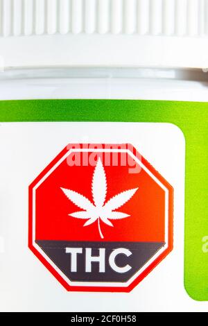 Calgary, Alberta, Kanada. September 02 2020. Makro-Nahaufnahme des standardisierten Cannabis-Symbols auf dem grünen Cannabisbehälter. Stockfoto