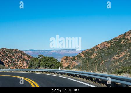 Ein langer Weg die Straße hinunter nach Jerome, Arizona Stockfoto