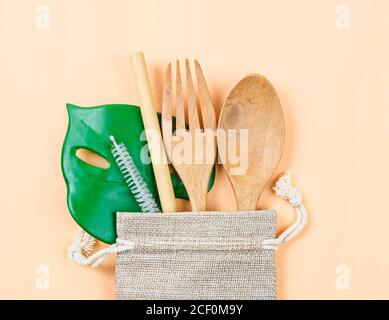 Set der hölzernen Küchenutensilien mit grünem Blatt. Das umweltfreundliche Konzept des Green-Produkts. Stockfoto