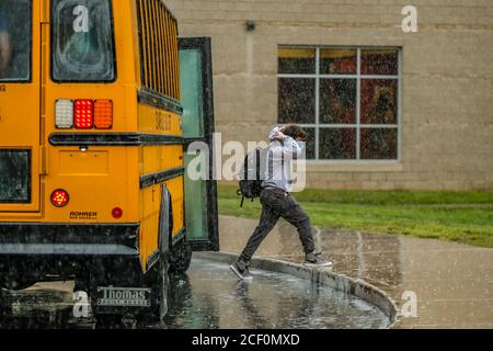 Milford, Usa. September 2020. Ein Schüler, der eine Gesichtsmaske als vorbeugende Maßnahme trägt, kommt am ersten Schultag an der Delaware Valley High School an. Kredit: SOPA Images Limited/Alamy Live Nachrichten Stockfoto