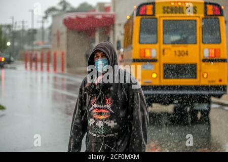 Milford, Usa. September 2020. Ein Schüler, der eine Gesichtsmaske als vorbeugende Maßnahme trägt, kommt am ersten Schultag an der Delaware Valley High School an. Kredit: SOPA Images Limited/Alamy Live Nachrichten Stockfoto