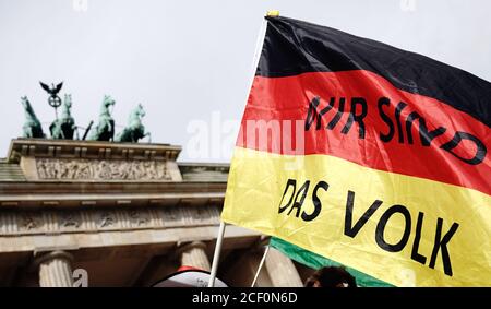 Berlin, Deutschland. August 2020. Ein Teilnehmer einer Demonstration gegen die Corona-Maßnahmen hält eine deutsche Flagge mit der Aufschrift "Wir sind das Volk". Einer aktuellen Studie zufolge sind immer weniger Deutsche für populistische Ideen empfänglich. Laut einer repräsentativen Umfrage zum "Populismus-Barometer 2020" gilt beispielsweise nur jeder fünfte Wähler als populistisch, zwei Jahre zuvor jeder dritte. Quelle: Kay Nietfeld/dpa/Alamy Live News Stockfoto