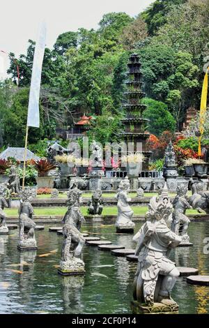 Steinstatuen und Brunnen in Bali, Indonesien Stockfoto