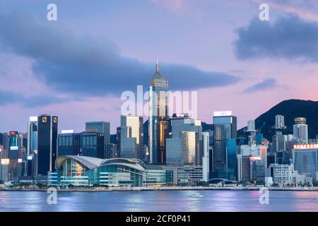 Skyline von Wan Chai auf Hong Kong Island bei Sonnenuntergang, Hong Kong Stockfoto