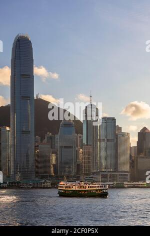 Star Ferry in Victoria Harbour mit Wolkenkratzern von Central, Hong Kong Stockfoto