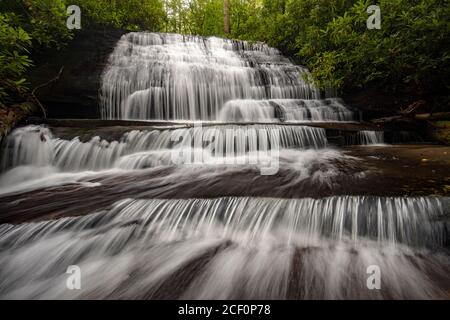 Grogan Creek Falls (oder Falls auf Grogan Creek) - Butter Gap Trail, Pisgah National Forest, in der Nähe von Brevard, North Carolina, USA Stockfoto