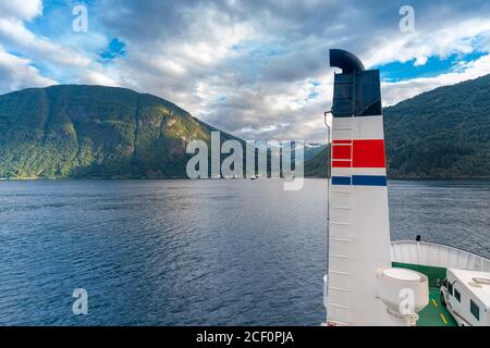 Fährüberfahrt zwischen Linge und Eidsdal auf der landschaftlich reizvollen Route 63 über den Tafjorden (ein Teil des Storfjords) auf dem Weg nach Geiranger, Norwegen Stockfoto