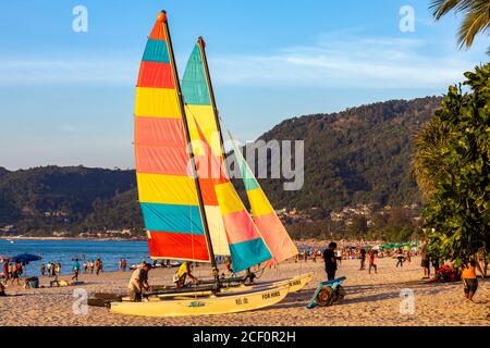 Segelboot zu mieten auf Patong Beach, Phuket, Thailand Stockfoto