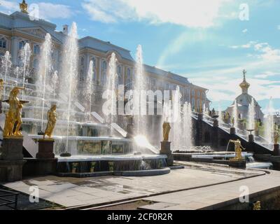 Der große Palast und die große Kaskade von Peterhof, Russland Stockfoto