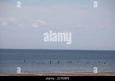 Hunstanton, Großbritannien. September 2020. Paddelboarder auf See an einem schönen sonnigen Tag heute in Hunstanton in Norfolk, Großbritannien. Kredit: Paul Marriott/Alamy Live Nachrichten Stockfoto