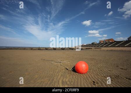 Hunstanton, Großbritannien. September 2020. Eine orangefarbene Markierungsboje am Strand bei Ebbe an einem schönen sonnigen Tag heute in Hunstanton in Norfolk, Großbritannien. Kredit: Paul Marriott/Alamy Live Nachrichten Stockfoto