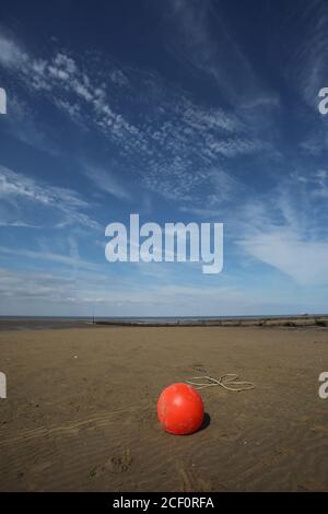 Hunstanton, Großbritannien. September 2020. Eine orangefarbene Markierungsboje am Strand bei Ebbe an einem schönen sonnigen Tag heute in Hunstanton in Norfolk, Großbritannien. Kredit: Paul Marriott/Alamy Live Nachrichten Stockfoto