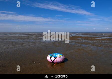 Hunstanton, Großbritannien. September 2020. Ein aufblasbarer Ring am Strand an einem schönen sonnigen Tag heute in Hunstanton in Norfolk, Großbritannien. Kredit: Paul Marriott/Alamy Live Nachrichten Stockfoto