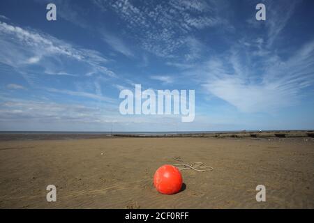 Hunstanton, Großbritannien. September 2020. Eine orangefarbene Markierungsboje am Strand bei Ebbe an einem schönen sonnigen Tag heute in Hunstanton in Norfolk, Großbritannien. Kredit: Paul Marriott/Alamy Live Nachrichten Stockfoto