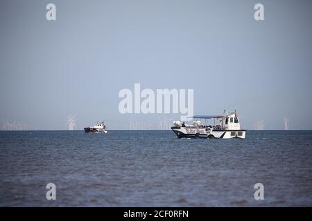 Hunstanton, Großbritannien. September 2020. Das amphibische Fahrzeug des Wash Monster fährt heute an einem schönen sonnigen Tag in Hunstanton in Norfolk, Großbritannien, auf See. Kredit: Paul Marriott/Alamy Live Nachrichten Stockfoto