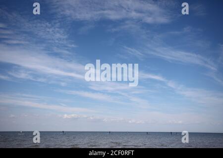 Hunstanton, Großbritannien. September 2020. Paddelboarder sind nur ein paar Flecken am Horizont, denn sie sind heute an einem schönen sonnigen Tag in Hunstanton in Norfolk, Großbritannien, auf See. Kredit: Paul Marriott/Alamy Live Nachrichten Stockfoto