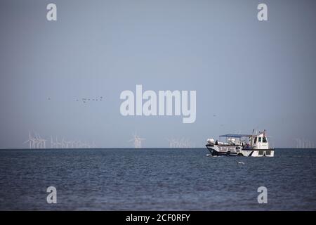 Hunstanton, Großbritannien. September 2020. Das amphibische Fahrzeug des Wash Monster fährt heute an einem schönen sonnigen Tag in Hunstanton in Norfolk, Großbritannien, auf See. Kredit: Paul Marriott/Alamy Live Nachrichten Stockfoto