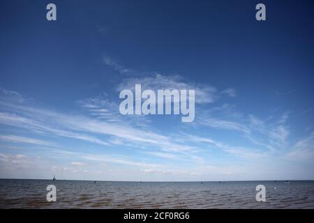 Hunstanton, Großbritannien. September 2020. Paddelboarder sind nur ein Fleck am Horizont, da sie an einem schönen sonnigen Tag im Hunstanton in Norfolk, Großbritannien, unter blauem Himmel auf dem Meer sind. Kredit: Paul Marriott/Alamy Live Nachrichten Stockfoto