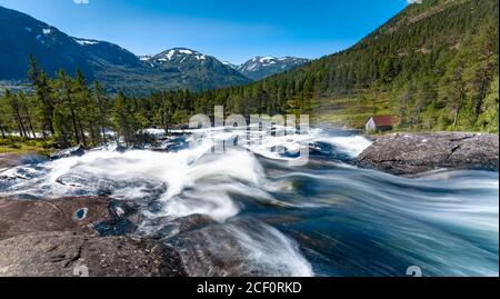 Likholefossen, einer der vielen Wasserfälle des Flusses Eldalselva/Gaula an der Straße 13 in der Nähe von Hov in der Region Sogn Og Fjordane, Norwegen. Stockfoto