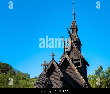 Die prächtige Stabkirche Borgund, Laerdal, Vestland, Norwegen. Erbaut um 1200 n. Chr. mit Holzbrettern auf einem Basilikumplan. Stockfoto