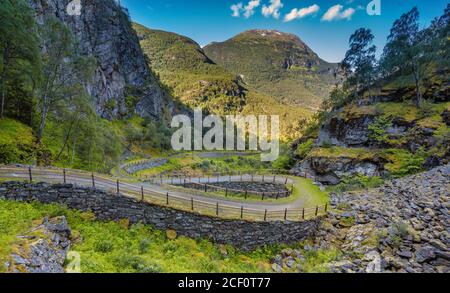 Vindhellavegen, eine spektakuläre historische kurvenreiche Straße über einen Bergpass entlang der Kings Road (Kongevegen) über Filefjell, in der Nähe des Borgund Stabes Stockfoto