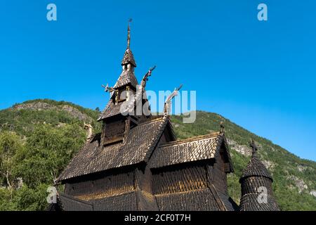 Die prächtige Stabkirche Borgund, Laerdal, Vestland, Norwegen. Erbaut um 1200 n. Chr. mit Holzbrettern auf einem Basilikumplan. Stockfoto