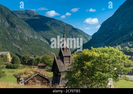 Die prächtige Stabkirche Borgund, Laerdal, Vestland, Norwegen. Erbaut um 1200 n. Chr. mit Holzbrettern auf einem Basilikumplan. Stockfoto