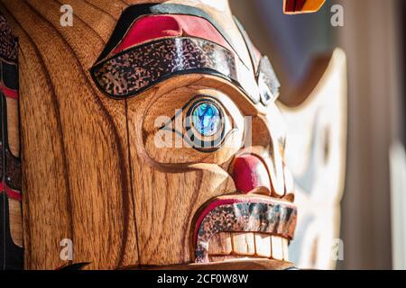 Totem Skulptur Kunst auf Holzmast in Alaska. Stockfoto