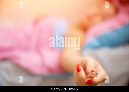 Portrait junge Frau mit Windpocken im Bett liegen und messen Temperatur Stockfoto