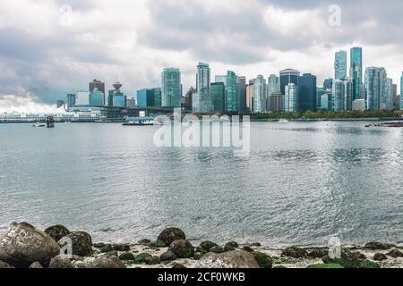 Blick auf die Skyline von Vancouver vom Stanley Park, BC British Columbia, Kanada an regnerischen Tagen. Reiseziel im Herbst. Stockfoto