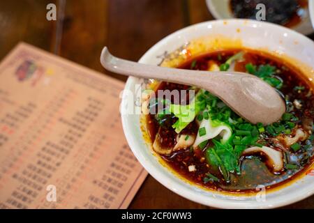 Gekochte Wontons mit würziger Sauce, auch bekannt als Chaoshou, traditioneller Snack in Sichuan, China. Stockfoto