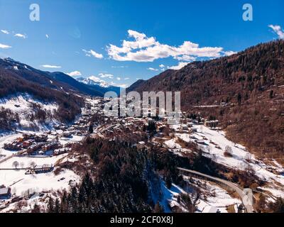 Luftaufnahme Bergdorf mit Lift in Italien Alpen Stockfoto