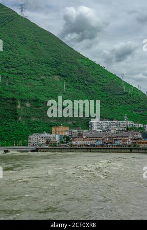 Dadu Fluss, der Hauptstrom im Westen von Sichuan, China. Stockfoto