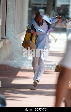 Miami, Vereinigte Staaten Von Amerika. April 2012. MIAMI, FL - APRIL 14: Dwayne Johnson am Set des neuen Films Pain and Gain unter der Regie von Michael Bay . Dwayne Douglas Johnson (geboren am 2. Mai 1972), auch bekannt unter seinem Ringnamen The Rock, ist ein amerikanischer Schauspieler und professioneller Wrestler, der bei WWE signiert ist und auf der Marke Raw erscheint.Er wird oft als Dwayne 'The Rock' Johnson bezeichnet. Am 14. April 2012 in Miami Beach, Florida. Personen: Dwayne Johnson Kredit: Storms Media Group/Alamy Live News Stockfoto