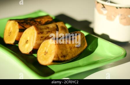 Gekochte Banane auf weißem Hintergrund. Stockfoto