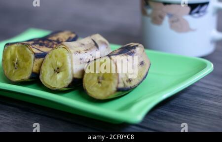 Gekochte Banane auf Holz Hintergrund. Stockfoto