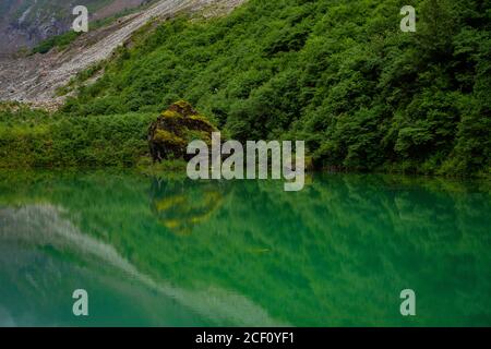 Emerald Lake, eine Gletscherlagune im Hailuogou Glacier Park, in China. Stockfoto