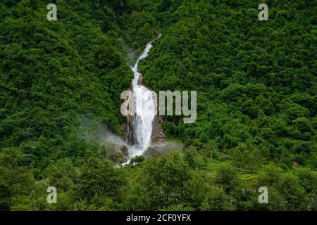 Ein großer Wasserfall in grünen Bergen in Sichuan, China. Stockfoto