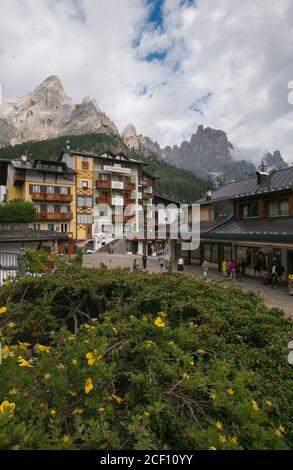 SAN MARTINO DI CASTROZZA, ITALIEN - 20. JULI 2020: Schöne Aussicht auf San Martino di Castrozza touristisches Bergstädtchen im Trentino-Südtirol, Stockfoto