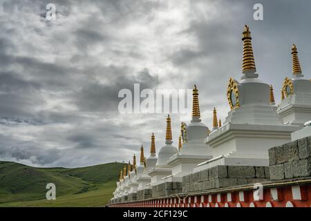 Eine Reihe von weißen Pagoden Türme in Tibet, China. Stockfoto