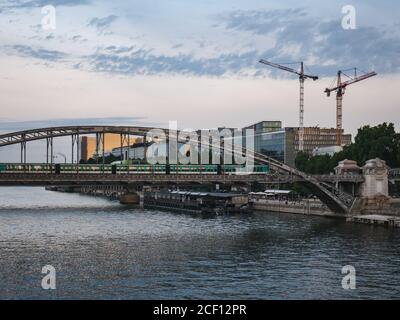 U-Bahn, die an der Charles de Gaulle Brücke vorbeifährt Paris mit Blick auf die seine Stockfoto