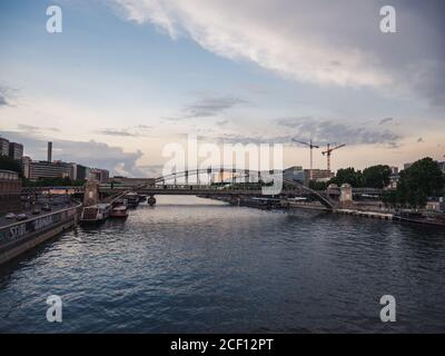 U-Bahn, die an der Charles de Gaulle Brücke vorbeifährt Paris mit Blick auf die seine Stockfoto