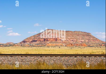 Hochebenen und imposante mesa unter blauem Himmel in New Mexico Wüste. Stockfoto