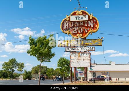 Grants USA - September 20 2015; Historic Route 66, vernachlässigte Tatty Vintage Roaring 20s Spirituosenladen Zeichen. New Mexico, USA. Stockfoto