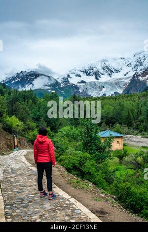 Midui Gletscher, einer der größten Gletscher in Tibet, China, im Sommer. Stockfoto